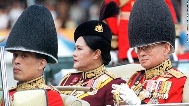 プミポン国王一家＝２０００年/Pornchai Kittiwongsakul/AFP/Getty Images