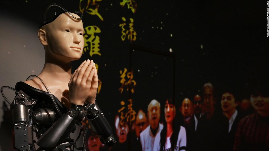 アンドロイド「マインダー」が高台寺で法話を行う様子=京都/Charly Triballeau/AFP/Getty Images
