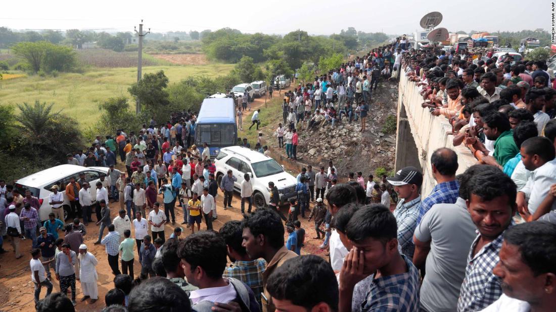 4人の容疑者が射殺された現場に集まる市民/Mahesh Kumar A/AP