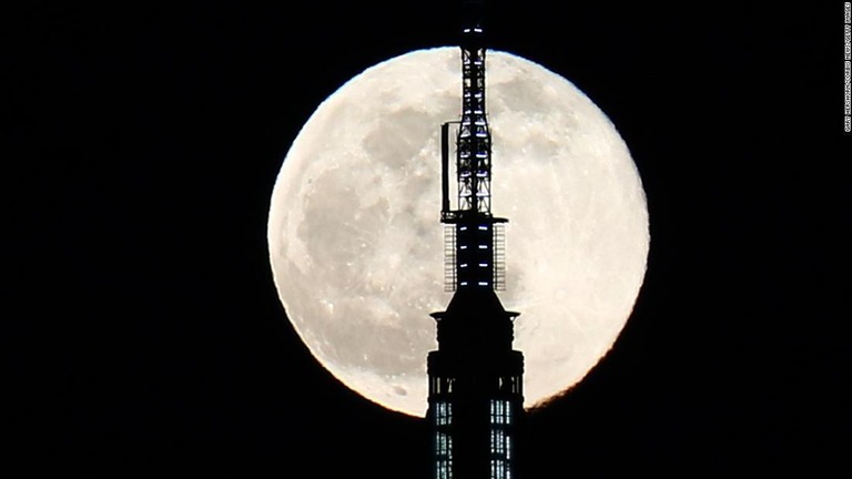 米国時間の１７日夜（日本時間１８日）、１年で最初の満月「ウルフムーン」が見られる/Gary Hershorn/Corbis News/Getty Images