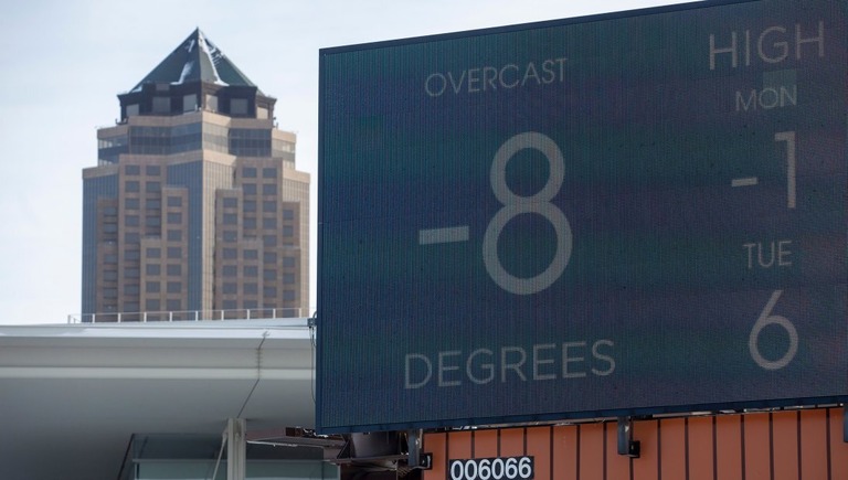 アイオワ州デモインで１５日の外気温を示す電光掲示板/Rachel Mummey/Bloomberg via Getty Images