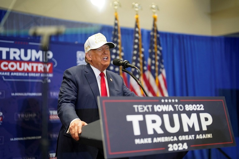 米アイオワ州党員集会前日、州内インディアノーラの選挙イベントで発言するトランプ氏/Jabin Botsford/The Washington Post/Getty Images