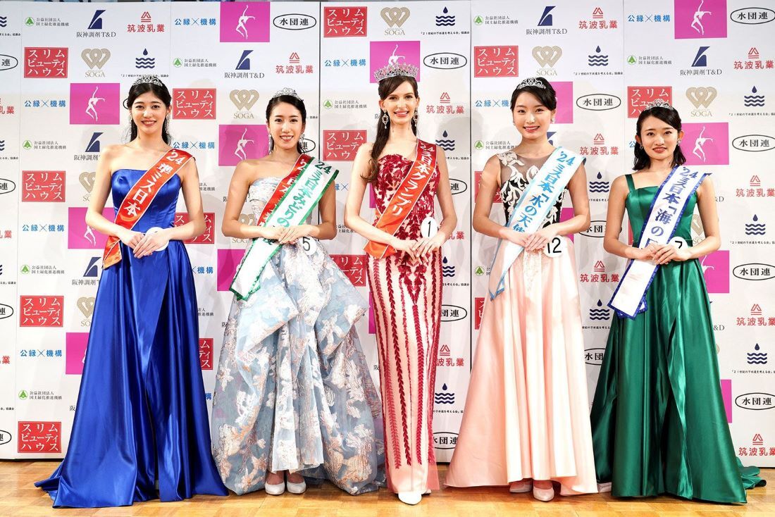 他の参加者と共に笑顔を見せる椎野カロリーナさん（中央）/Miss Japan Association/Handout via Reuters