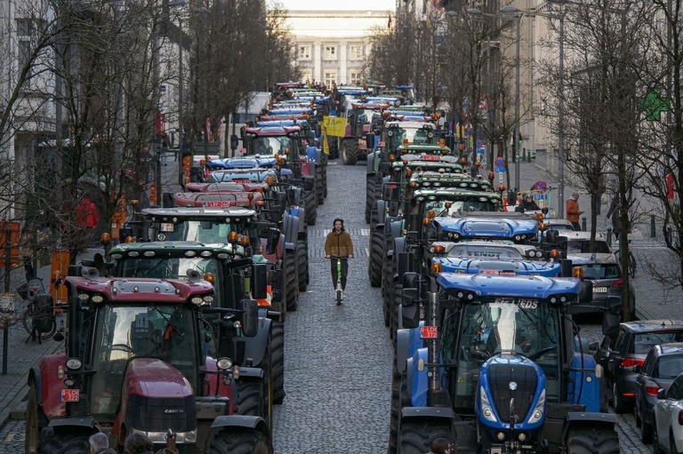 ベルギー・ブリュッセルの街路を埋めたトラクターの車列＝２月１日撮影/Luis Miguel Caceres/Getty Images