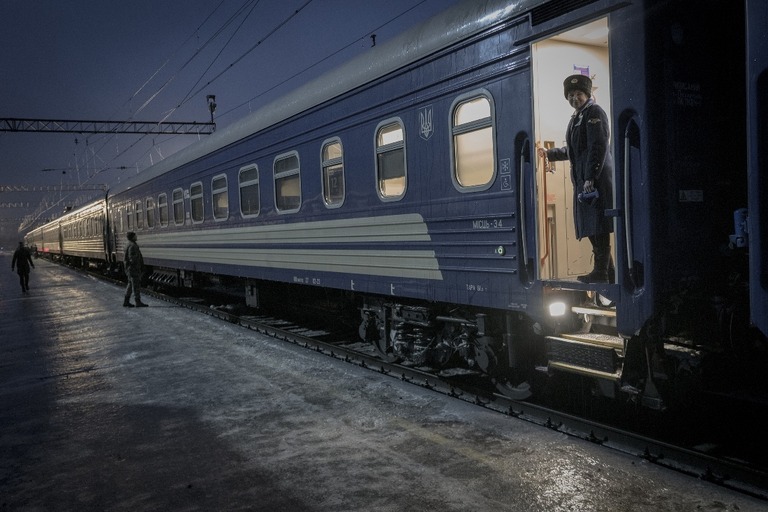 ウクライナ東部クラマトルスクの駅で発車を待つキーウ行きの列車/Marek M. Berezowski/Anadolu/Getty Images