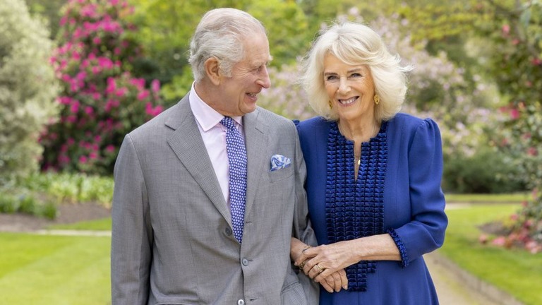 バッキンガム宮殿の庭園で今月１０日に撮影されたチャールズ国王夫妻の写真/Millie Pilkington/Buckingham Palace/AP