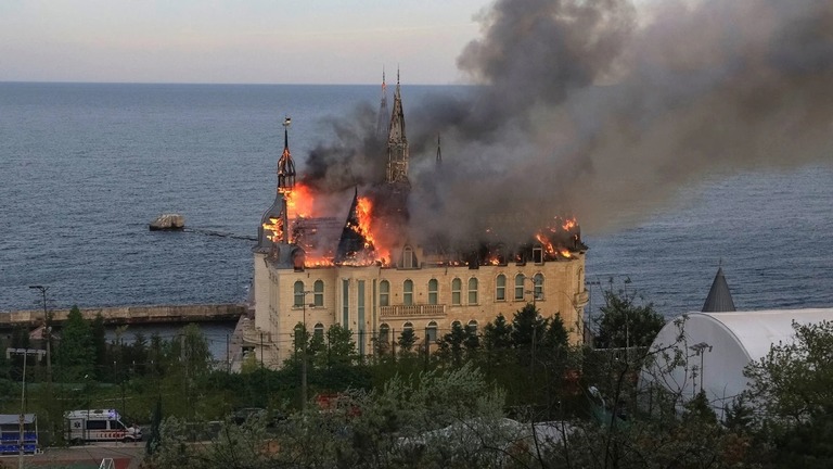地元で「ハリー・ポッター城」として親しまれている建物にも被害が出た＝４月２９日、ウクライナ南部オデーサ/Sergey Smolentsev/Reuters