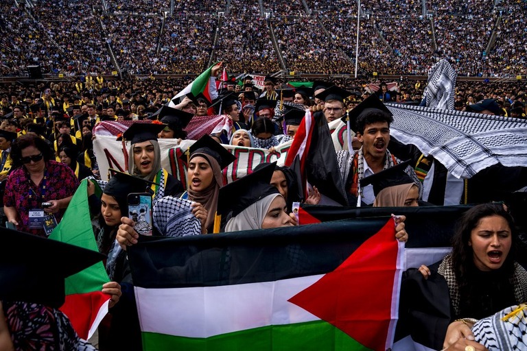 卒業式で親パレスチナのデモを行うミシガン大学の学生＝４日/Nic Antaya/Getty Images Nic Antaya/Getty Images