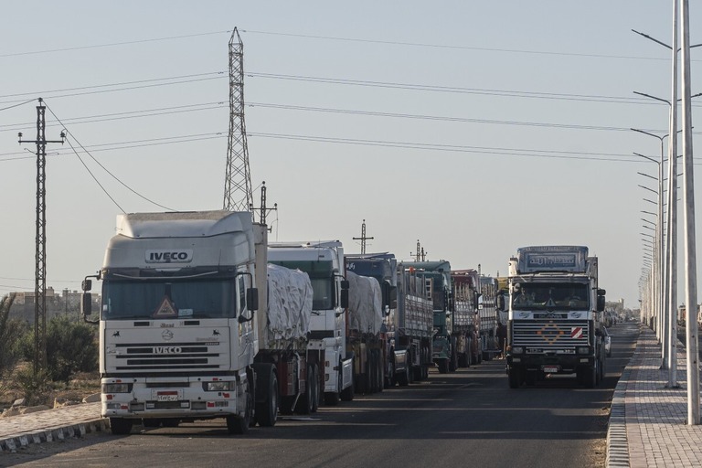 ガザ入りに備え待機する物資を積んだトラック/Ali Moustafa/Getty Images