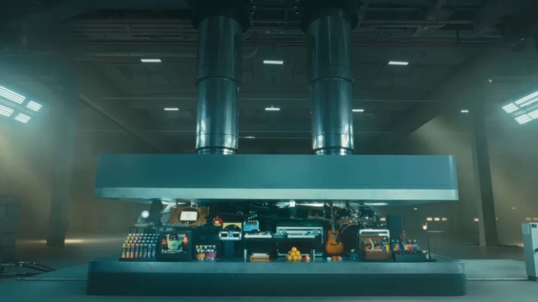「ｉＰａｄ　Ｐｒｏ」の新しい宣伝動画。巨大な液圧プレス機が様々なものを押しつぶす様子が描かれている/From Apple