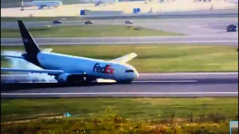 前輪が作動せず、機首部を滑走路にこすりつける緊急措置で着陸する機体/Turkish Transport Minister via X